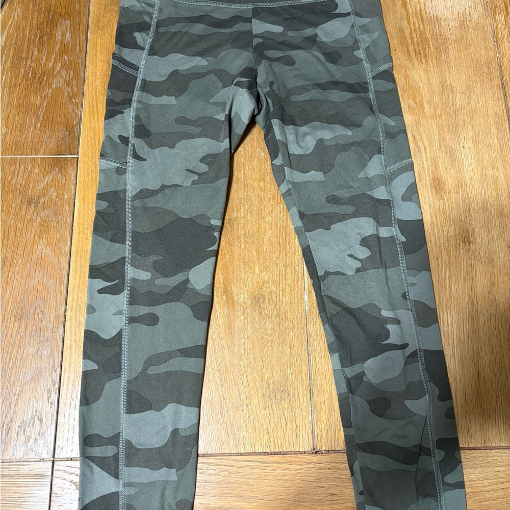 Wild Fable Green Camo Leggings
MUST PAY SHIPPING